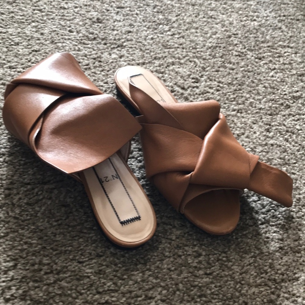 No21 tan leather flats with tie/bow embelleshment